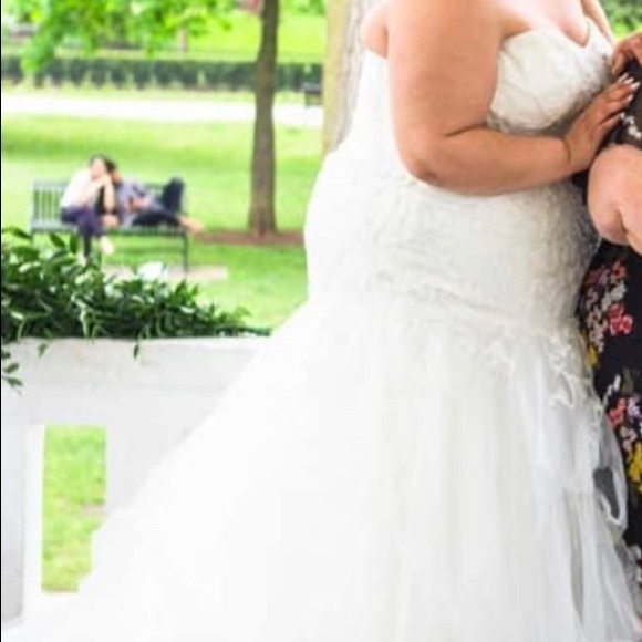 Plus size wedding dress - Picture 2 of 3